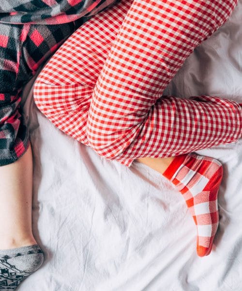 Spite z nogavicami? Ta večerna navada lahko pomaga do boljšega spanca