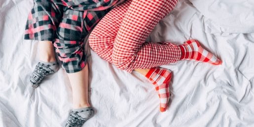 Spite z nogavicami? Ta večerna navada lahko pomaga do boljšega spanca