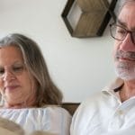 Starejši par bere knjigo