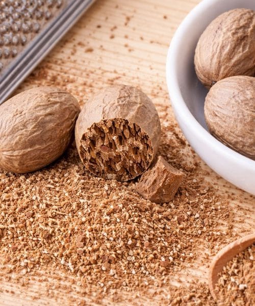 Muškatni orešček: lahko pomaga prebavi in večernemu ritualu, a z njim ni pametno pretiravati