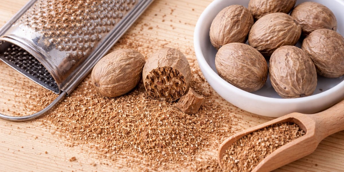 Muškatni orešček: lahko pomaga prebavi in večernemu ritualu, a z njim ni pametno pretiravati