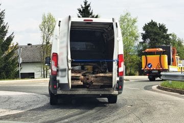 Tako se ne prevaža tovora v kombiju