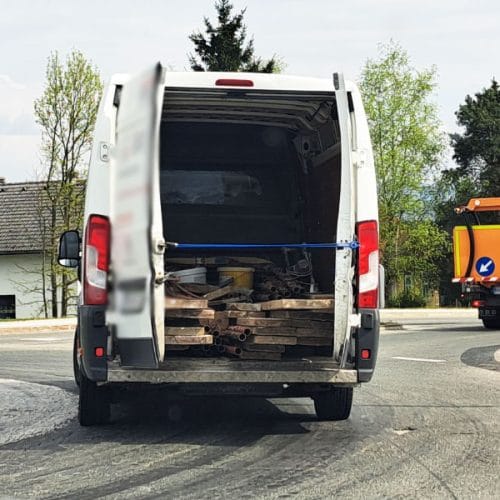 Tako se ne prevaža tovora v kombiju