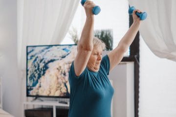 Telovadba po 60. letu: več koristi prinese pravilna izvedba kot intenzivnost