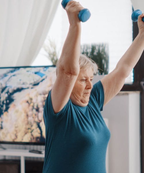 Telovadba po 60. letu: več koristi prinese pravilna izvedba kot intenzivnost