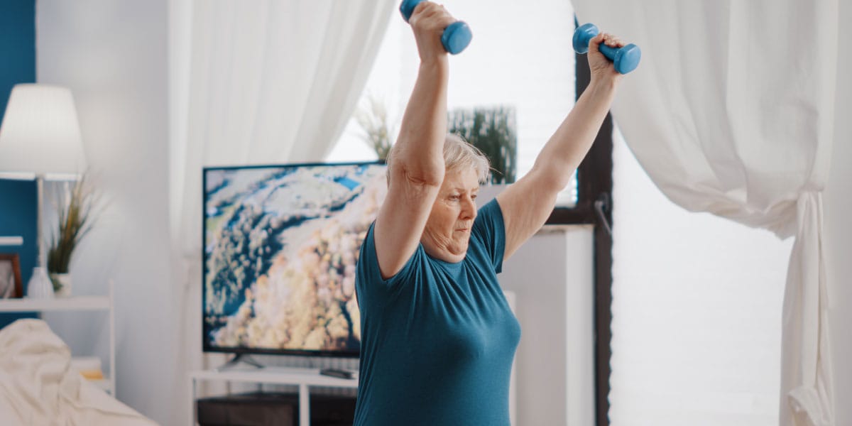 Telovadba po 60. letu: več koristi prinese pravilna izvedba kot intenzivnost
