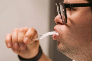 Zobozdravniki opozarjajo na navado, ki vpliva na zadah in okus