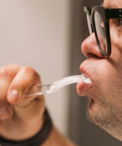 Zobozdravniki opozarjajo na navado, ki vpliva na zadah in okus