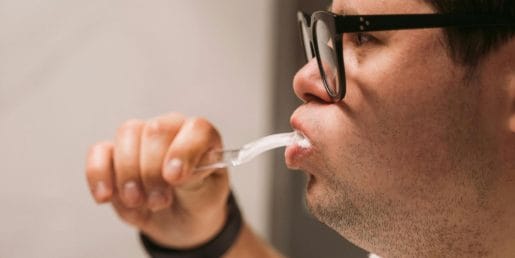 Zobozdravniki opozarjajo na navado, ki vpliva na zadah in okus