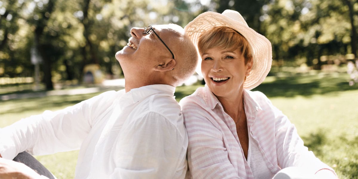 Veseli starejši par