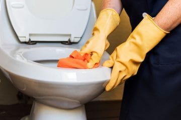 Rumene madeže v WC školjki lahko odstranite v 30 minutah