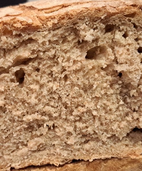 Zakaj kruh poči ob strani: najpogostejše napake in kako jih naslednjič preprečiti