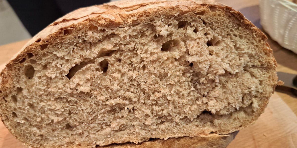 Zakaj kruh poči ob strani: najpogostejše napake in kako jih naslednjič preprečiti