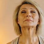 Gospa ima zaprte oči