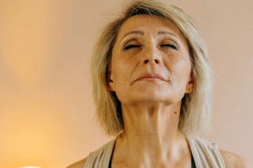 Presenetljiva ugotovitev: če želite v hrupu slišati bolje, oči raje pustite odprte