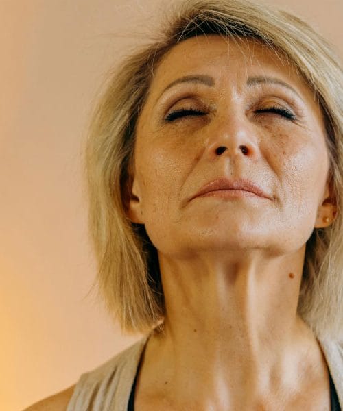 Presenetljiva ugotovitev: če želite v hrupu slišati bolje, oči raje pustite odprte