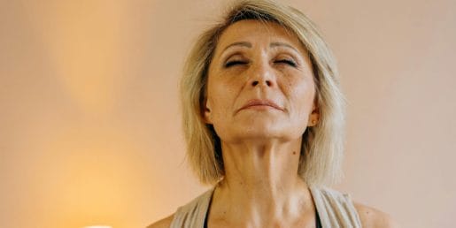 Presenetljiva ugotovitev: če želite v hrupu slišati bolje, oči raje pustite odprte