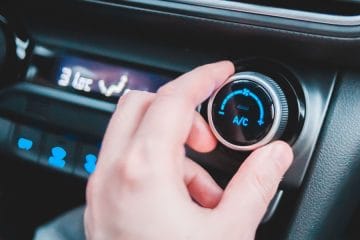 Iz klime v avtu smrdi? To lahko naredite sami, preden plačate servis