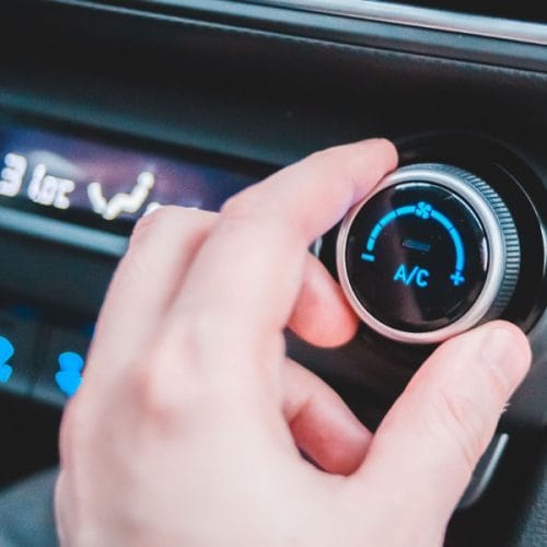 Iz klime v avtu smrdi? To lahko naredite sami, preden plačate servis