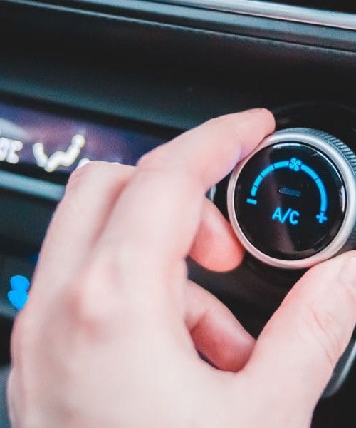 Iz klime v avtu smrdi? To lahko naredite sami, preden plačate servis