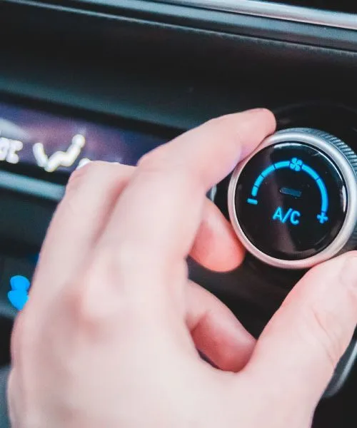 Iz klime v avtu smrdi? To lahko naredite sami, preden plačate servis
