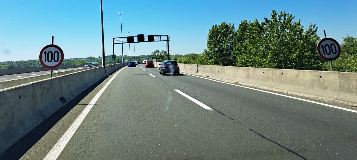 Večina Slovencev ne ve, da na tej cesti proti morju velja omejitev 100 km/h