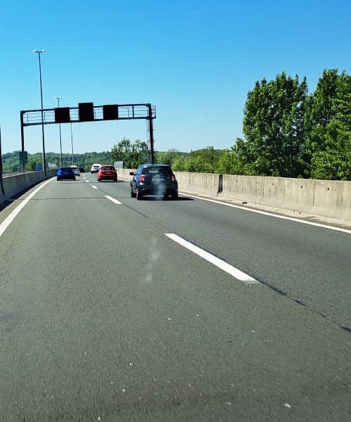 Večina Slovencev ne ve, da na tej cesti proti morju velja omejitev 100 km/h