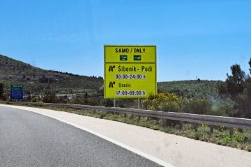 Rumena tabla na hrvaški avtocesti, ki lahko preseneti voznike na poti proti morju