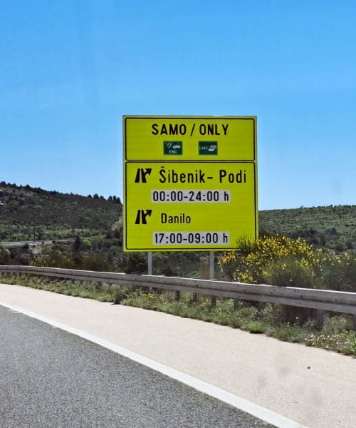 Rumena tabla na hrvaški avtocesti, ki lahko preseneti voznike na poti proti morju