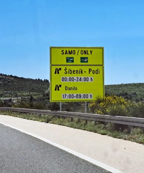 Rumena tabla na hrvaški avtocesti, ki lahko preseneti voznike na poti proti morju