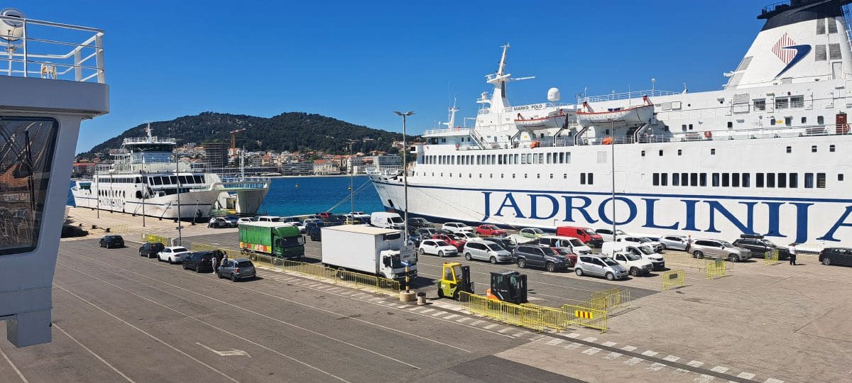 Koliko stane trajekt na Hvar ali Brač? Razlika je večja, kot na prvi pogled
