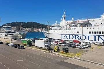 Koliko stane trajekt na Hvar ali Brač? Razlika je večja, kot na prvi pogled