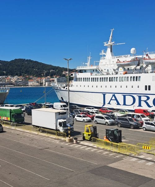 Koliko stane trajekt na Hvar ali Brač? Razlika je večja, kot na prvi pogled