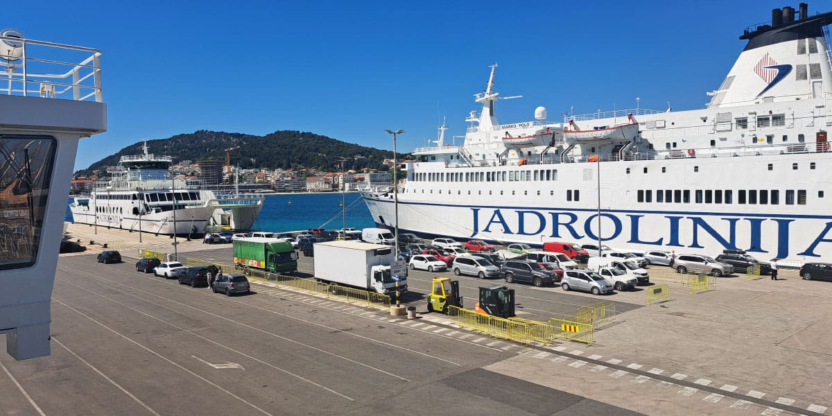 Koliko stane trajekt na Hvar ali Brač? Razlika je večja, kot na prvi pogled