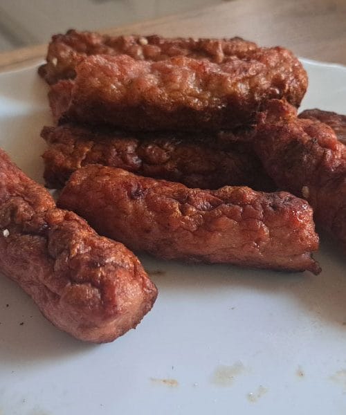 Spekli ste preveč čevapčičev? Tako jih shranite, da se ne pokvarijo