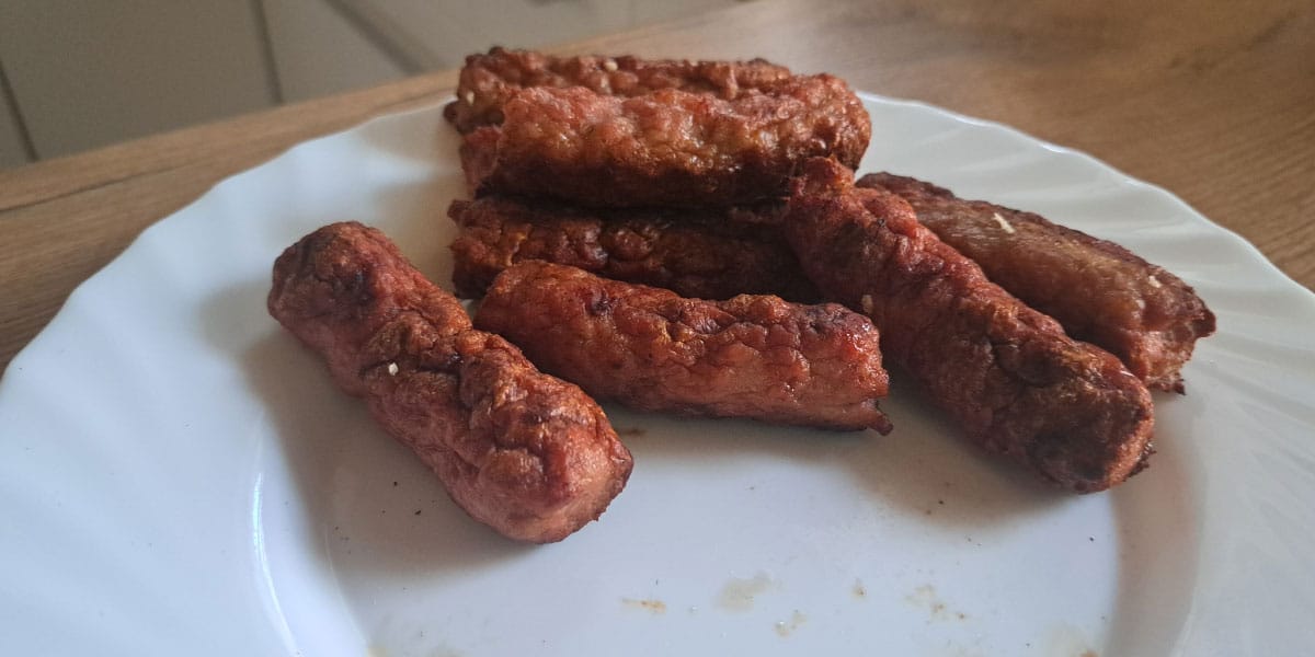 Spekli ste preveč čevapčičev? Tako jih shranite, da se ne pokvarijo