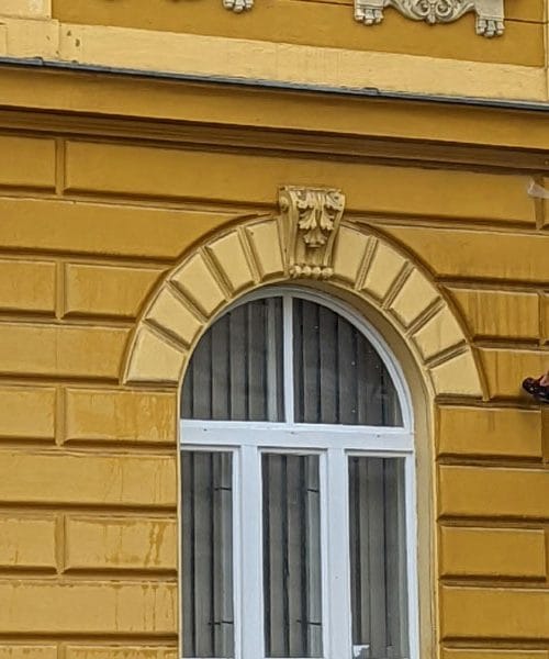Junij je idealen za hitro pranje fasade: napake, ki pokvarijo ves trud