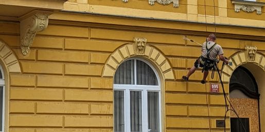 Junij je idealen za hitro pranje fasade: napake, ki pokvarijo ves trud