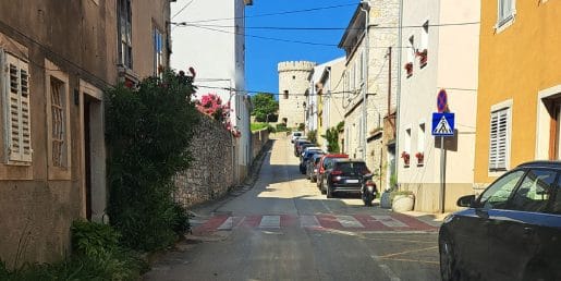 Stolp na Cresu, ki je ostal sam: kamniti stražar nad starim mestom
