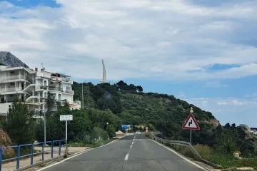 Marsikdo na poti na morje opazi ta spomenik, pa ne ve, kaj pomeni