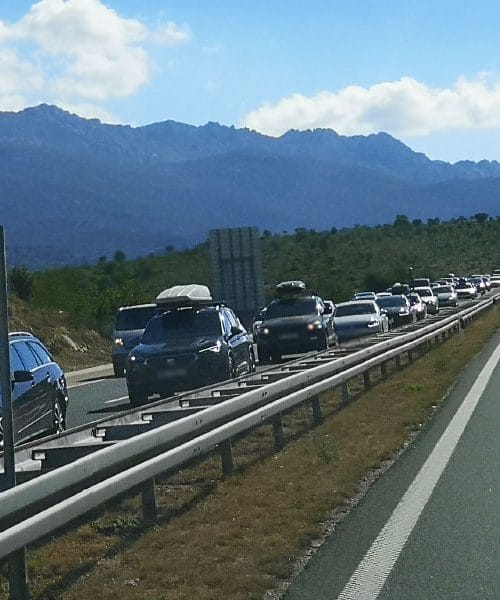 Slovenci na Hrvaško še vedno vozimo hrano, ki jo nato skoraj ne pojemo