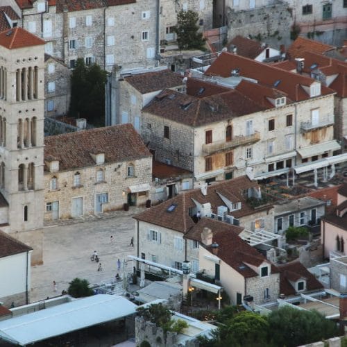Hrvaška mesta uvajajo večerni red: bo poleti na Jadranu težje kupiti alkohol?