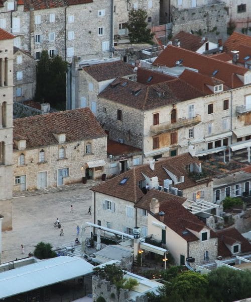 Hrvaška mesta uvajajo večerni red: bo poleti na Jadranu težje kupiti alkohol?