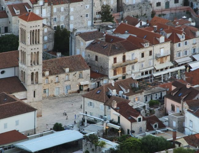 Hrvaška mesta uvajajo večerni red: bo poleti na Jadranu težje kupiti alkohol?