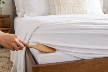 Ljudje pod vzmetnico potiskajo kuhinjsko lopatico: razlog je bolj uporaben, kot se zdi