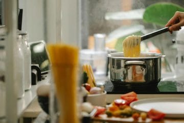 Testenin ni treba vedno kuhati v loncu: v ponvi so lahko hitrejše, bolj kremne in z manj pomivanja