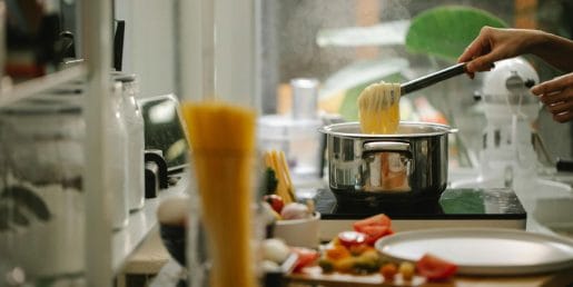 Testenin ni treba vedno kuhati v loncu: v ponvi so lahko hitrejše, bolj kremne in z manj pomivanja