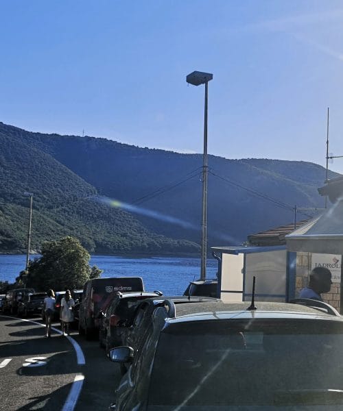Kaj morate imeti pri sebi, če kupujete karto za vozilo pri Jadroliniji