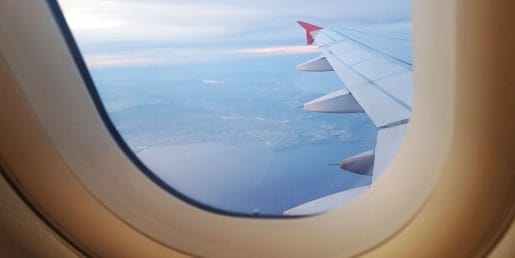 Ste na letalu že opazili majhno luknjico na oknu? Tam ni po naključju
