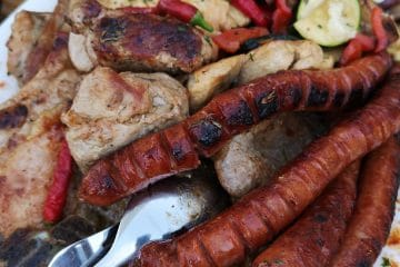 Kaj naj bo na mesni plošči z žara, da ne bo dolgočasna